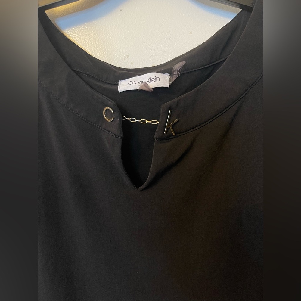 Calvin Klein XL Black Blouse Goldtone Chain with C & K V Neck Sleeveless - Picture 2 of 7